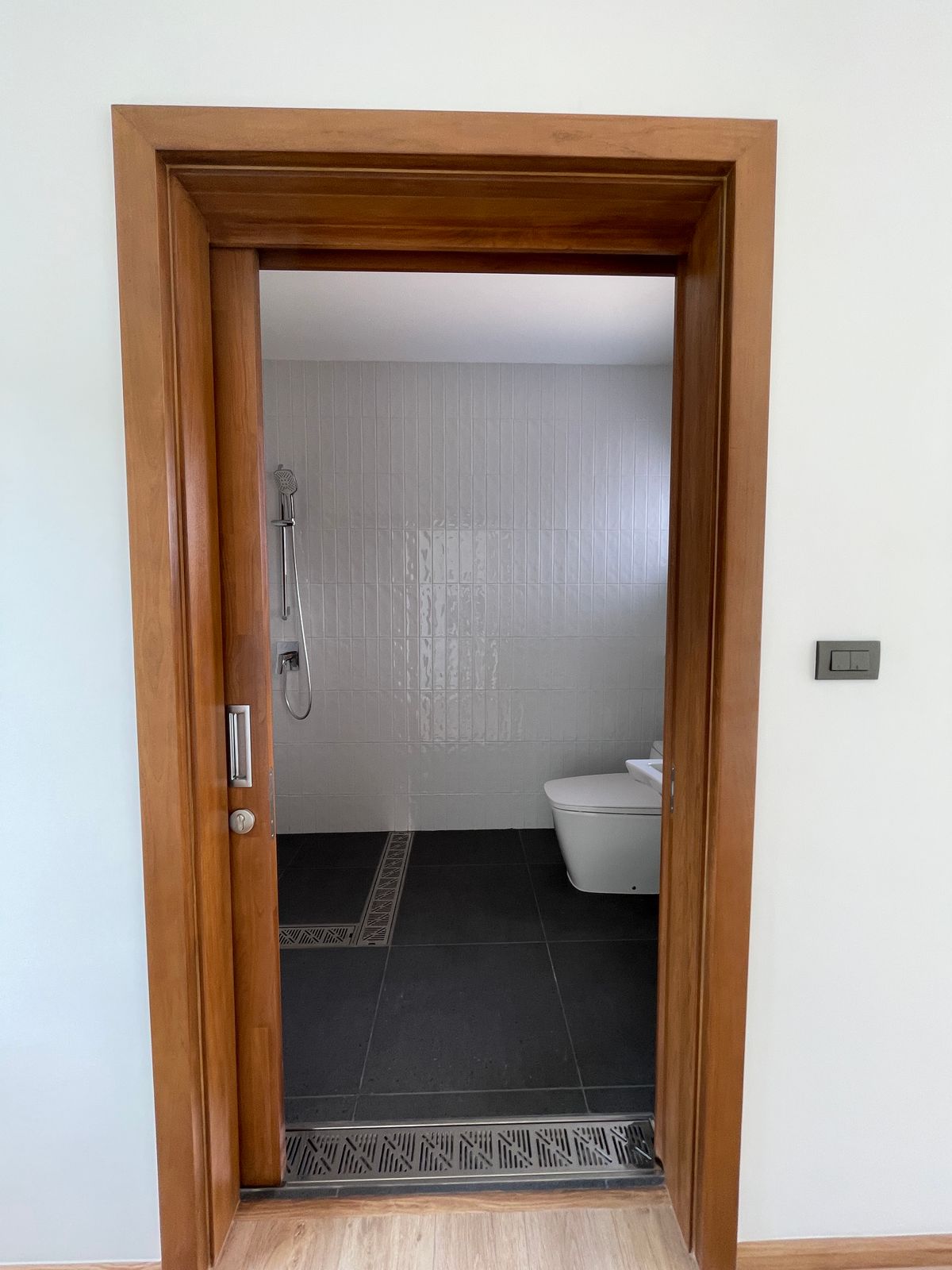 ขายบ้านรามคำแหง หัวหมาก : ขายบ้านเดี่ยวหรู ธารารมณ์ ไพรเวท เรสซิเดนซ์ รามคำแหง 9 บ้านเดี่ยว 3 ชั้น พื้นที่ใช้สอย 416 ตร.ม. ฟังก์ชัน 4 ห้องนอน 5 ห้องน้ำ 3 ที่จอดรถ  บนถนนรามคำแหง ใกล้แยกสุขุมวิท 71 ใกล้รถไฟฟ้าสายสีส้มและ Airport Link สถานีรามคำแหง