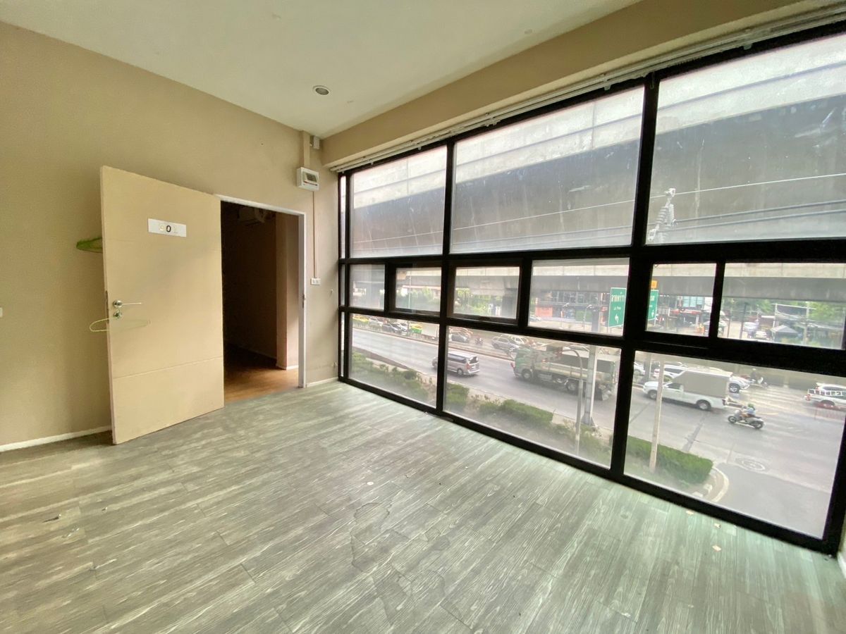 For RentShop HouseRama9, Petchburi, RCA : Rent a commercial building Stand ALONE Rama 9, Gold Location, Beauty Clinic, Surgery Clinic, Lamp Lighting Furniture Bed, Drill Health Center, Crossfit, Physical Exercise Sport Massage