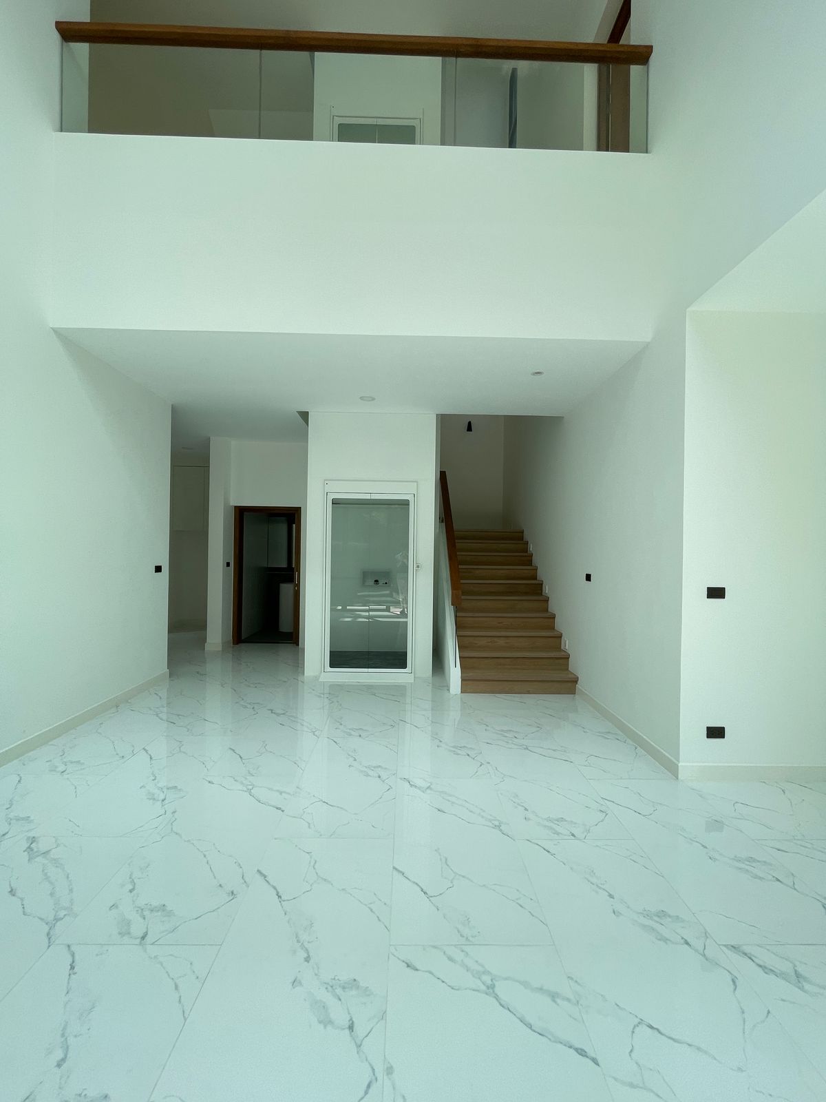 ขายบ้านรามคำแหง หัวหมาก : ขายบ้านเดี่ยวหรู ธารารมณ์ ไพรเวท เรสซิเดนซ์ รามคำแหง 9 บ้านเดี่ยว 3 ชั้น พื้นที่ใช้สอย 416 ตร.ม. ฟังก์ชัน 4 ห้องนอน 5 ห้องน้ำ 3 ที่จอดรถ  บนถนนรามคำแหง ใกล้แยกสุขุมวิท 71 ใกล้รถไฟฟ้าสายสีส้มและ Airport Link สถานีรามคำแหง