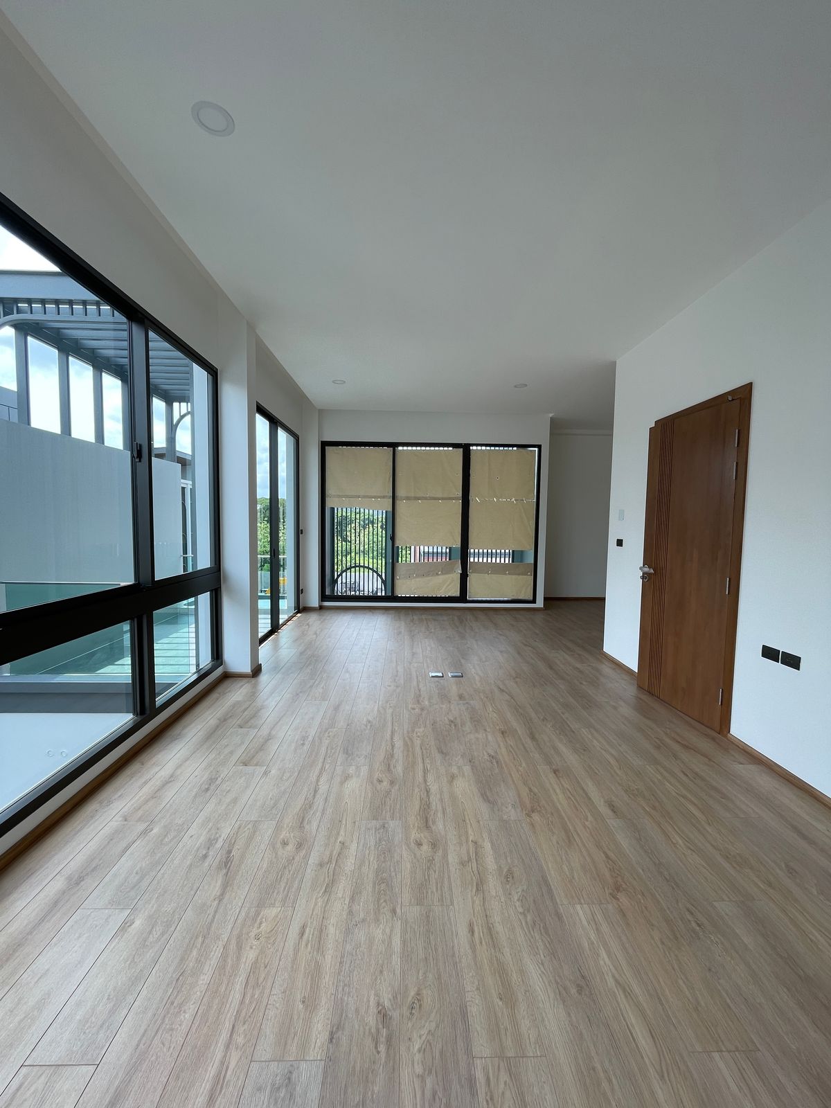 ขายบ้านรามคำแหง หัวหมาก : ขายบ้านเดี่ยวหรู ธารารมณ์ ไพรเวท เรสซิเดนซ์ รามคำแหง 9 บ้านเดี่ยว 3 ชั้น พื้นที่ใช้สอย 416 ตร.ม. ฟังก์ชัน 4 ห้องนอน 5 ห้องน้ำ 3 ที่จอดรถ  บนถนนรามคำแหง ใกล้แยกสุขุมวิท 71 ใกล้รถไฟฟ้าสายสีส้มและ Airport Link สถานีรามคำแหง