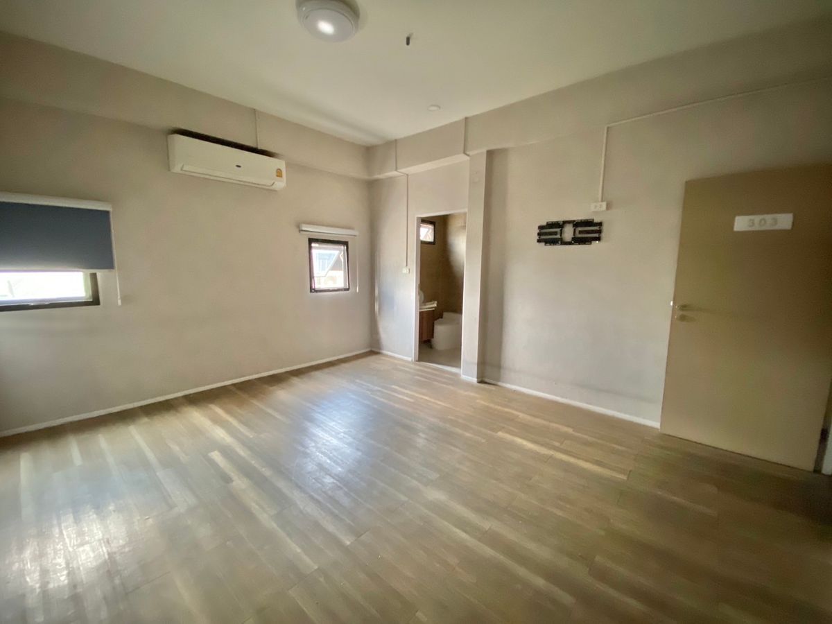 For RentShop HouseRama9, Petchburi, RCA : Rent a commercial building Stand ALONE Rama 9, Gold Location, Beauty Clinic, Surgery Clinic, Lamp Lighting Furniture Bed, Drill Health Center, Crossfit, Physical Exercise Sport Massage