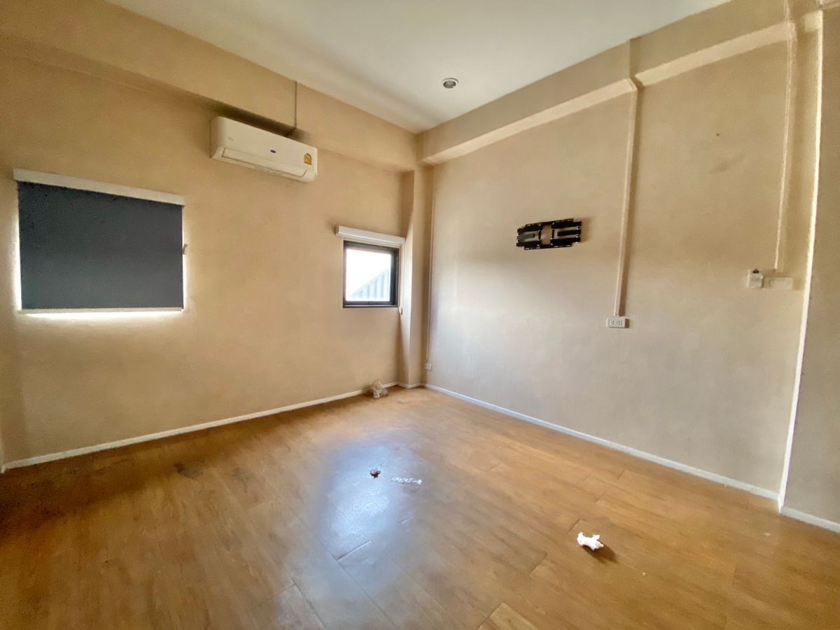 For RentShowroomRama9, Petchburi, RCA : Rent a Showroom Office. Single building “Stand Alone“ on the main road, suitable for showrooms, beds, chandeliers, veterinary clinics, Pet Wellness, Dog hair cutting, Botox Filler Surgery Clinic, Chinese Traditional Medicine, Glass Clasting, Tec