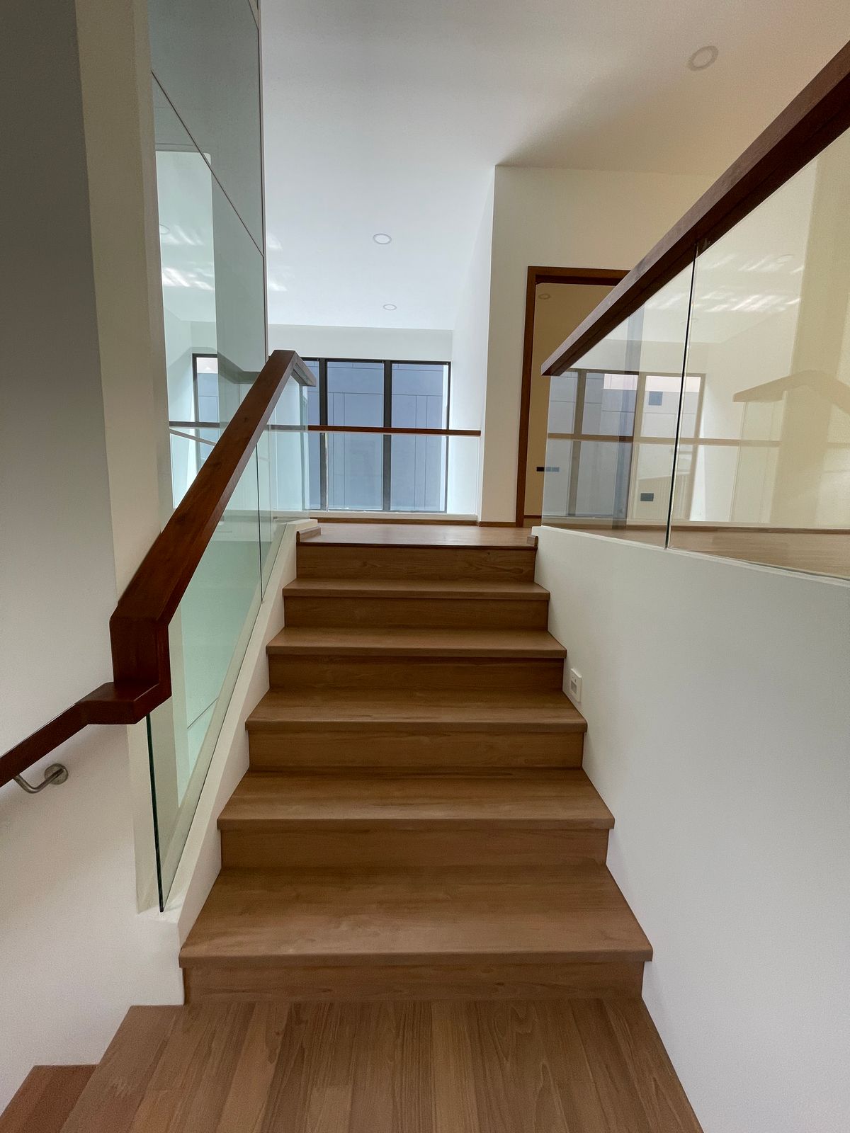 ขายบ้านรามคำแหง หัวหมาก : ขายบ้านเดี่ยวหรู ธารารมณ์ ไพรเวท เรสซิเดนซ์ รามคำแหง 9 บ้านเดี่ยว 3 ชั้น พื้นที่ใช้สอย 416 ตร.ม. ฟังก์ชัน 4 ห้องนอน 5 ห้องน้ำ 3 ที่จอดรถ  บนถนนรามคำแหง ใกล้แยกสุขุมวิท 71 ใกล้รถไฟฟ้าสายสีส้มและ Airport Link สถานีรามคำแหง