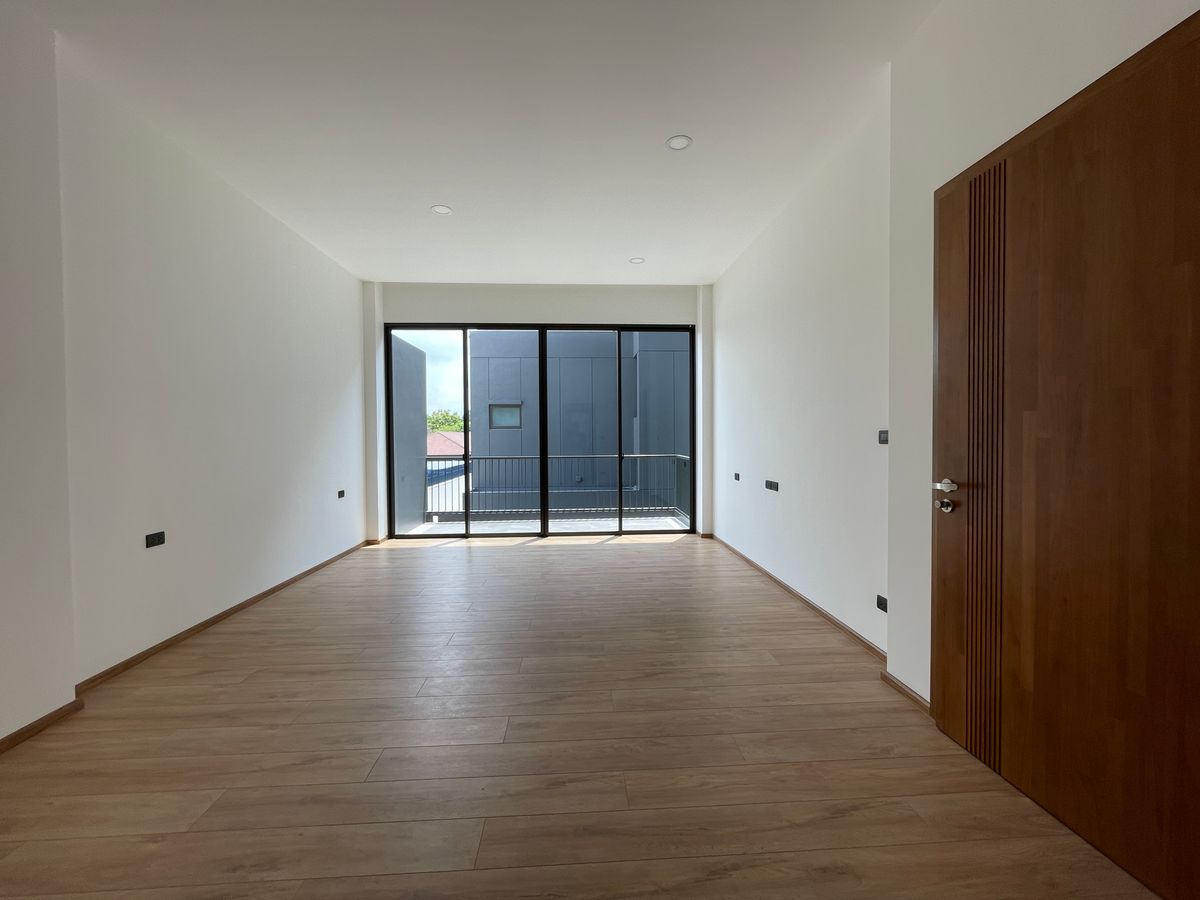 ขายบ้านรามคำแหง หัวหมาก : ขายบ้านเดี่ยวหรู ธารารมณ์ ไพรเวท เรสซิเดนซ์ รามคำแหง 9 บ้านเดี่ยว 3 ชั้น พื้นที่ใช้สอย 416 ตร.ม. ฟังก์ชัน 4 ห้องนอน 5 ห้องน้ำ 3 ที่จอดรถ  บนถนนรามคำแหง ใกล้แยกสุขุมวิท 71 ใกล้รถไฟฟ้าสายสีส้มและ Airport Link สถานีรามคำแหง