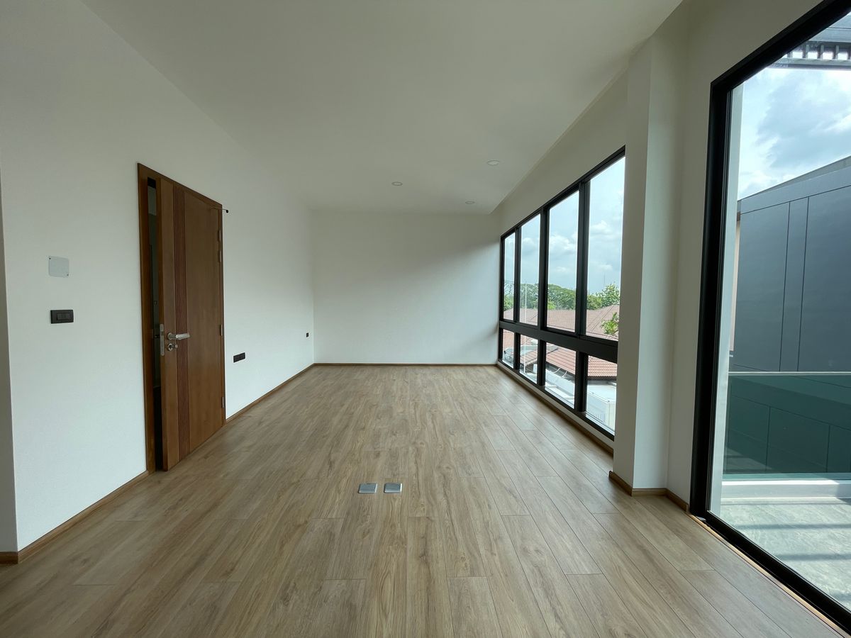 ขายบ้านรามคำแหง หัวหมาก : ขายบ้านเดี่ยวหรู ธารารมณ์ ไพรเวท เรสซิเดนซ์ รามคำแหง 9 บ้านเดี่ยว 3 ชั้น พื้นที่ใช้สอย 416 ตร.ม. ฟังก์ชัน 4 ห้องนอน 5 ห้องน้ำ 3 ที่จอดรถ  บนถนนรามคำแหง ใกล้แยกสุขุมวิท 71 ใกล้รถไฟฟ้าสายสีส้มและ Airport Link สถานีรามคำแหง