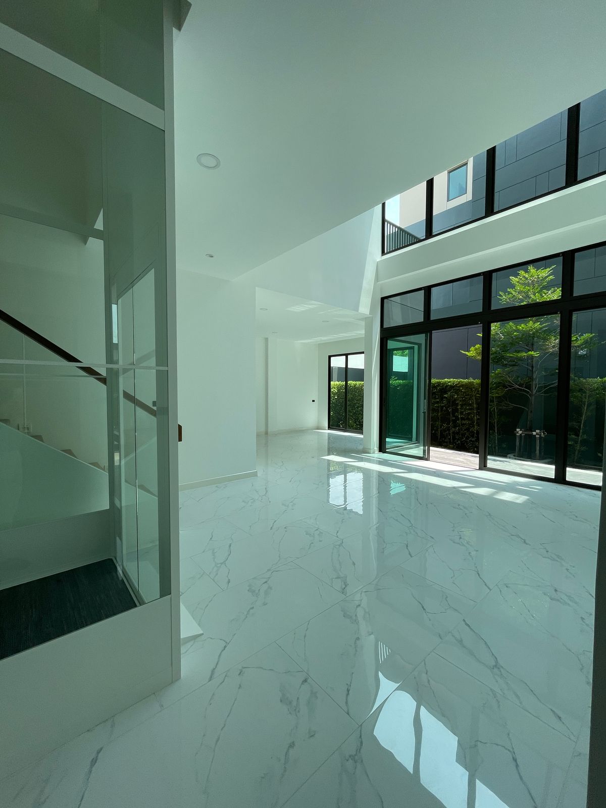 ขายบ้านรามคำแหง หัวหมาก : ขายบ้านเดี่ยวหรู ธารารมณ์ ไพรเวท เรสซิเดนซ์ รามคำแหง 9 บ้านเดี่ยว 3 ชั้น พื้นที่ใช้สอย 416 ตร.ม. ฟังก์ชัน 4 ห้องนอน 5 ห้องน้ำ 3 ที่จอดรถ  บนถนนรามคำแหง ใกล้แยกสุขุมวิท 71 ใกล้รถไฟฟ้าสายสีส้มและ Airport Link สถานีรามคำแหง