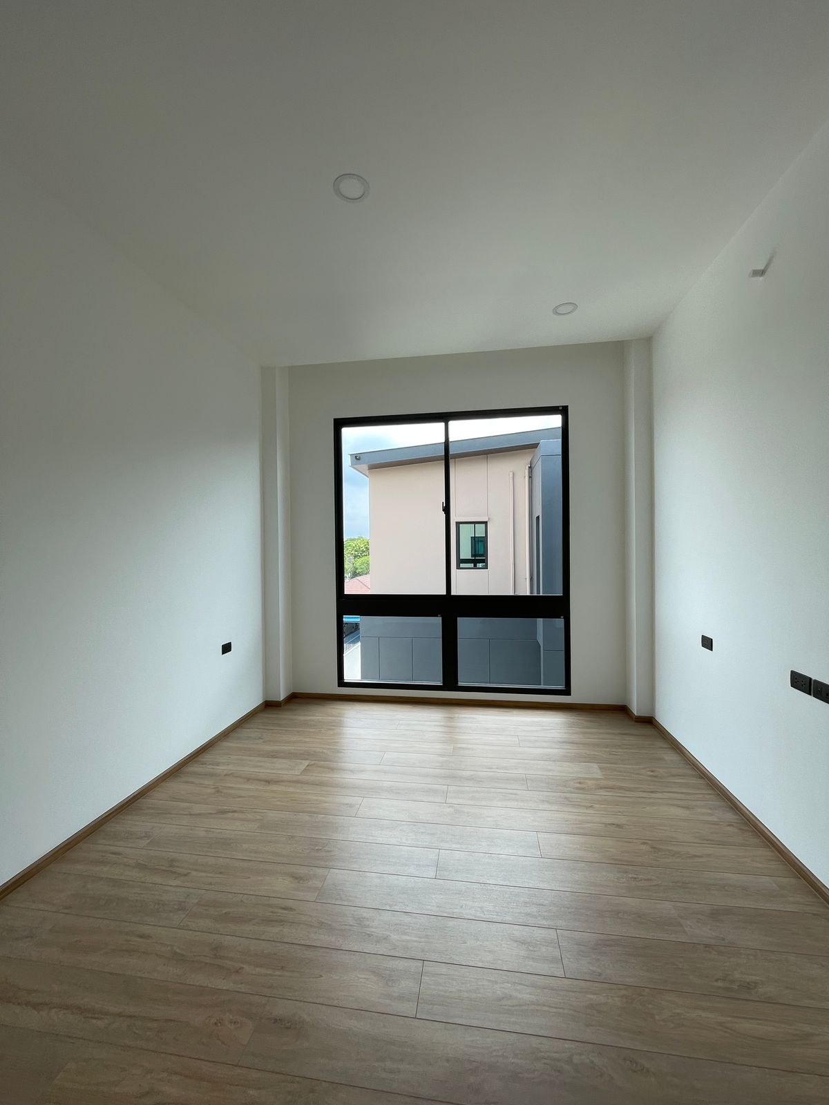 ขายบ้านรามคำแหง หัวหมาก : ขายบ้านเดี่ยวหรู ธารารมณ์ ไพรเวท เรสซิเดนซ์ รามคำแหง 9 บ้านเดี่ยว 3 ชั้น พื้นที่ใช้สอย 416 ตร.ม. ฟังก์ชัน 4 ห้องนอน 5 ห้องน้ำ 3 ที่จอดรถ  บนถนนรามคำแหง ใกล้แยกสุขุมวิท 71 ใกล้รถไฟฟ้าสายสีส้มและ Airport Link สถานีรามคำแหง