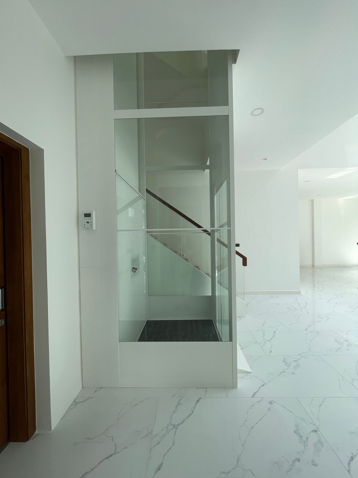 ขายบ้านรามคำแหง หัวหมาก : ขายบ้านเดี่ยวหรู ธารารมณ์ ไพรเวท เรสซิเดนซ์ รามคำแหง 9 บ้านเดี่ยว 3 ชั้น พื้นที่ใช้สอย 416 ตร.ม. ฟังก์ชัน 4 ห้องนอน 5 ห้องน้ำ 3 ที่จอดรถ  บนถนนรามคำแหง ใกล้แยกสุขุมวิท 71 ใกล้รถไฟฟ้าสายสีส้มและ Airport Link สถานีรามคำแหง