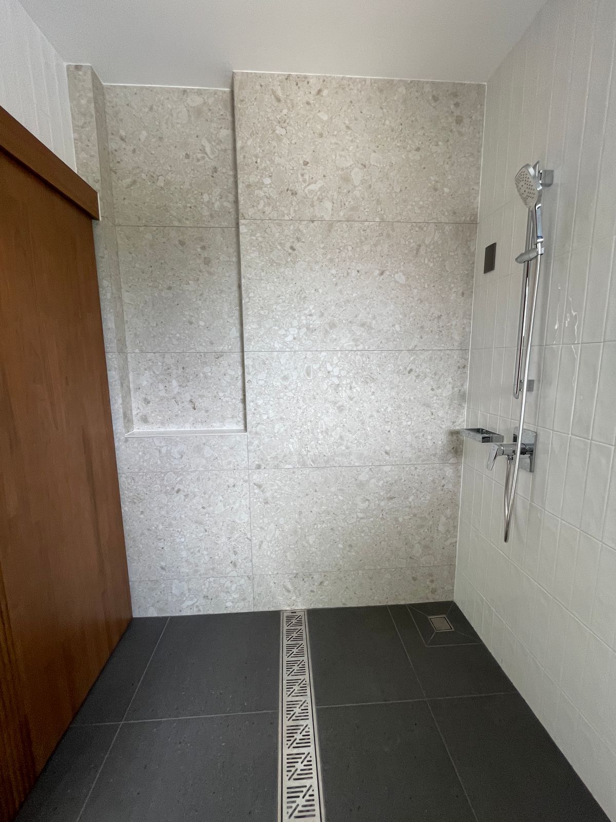 ขายบ้านรามคำแหง หัวหมาก : ขายบ้านเดี่ยวหรู ธารารมณ์ ไพรเวท เรสซิเดนซ์ รามคำแหง 9 บ้านเดี่ยว 3 ชั้น พื้นที่ใช้สอย 416 ตร.ม. ฟังก์ชัน 4 ห้องนอน 5 ห้องน้ำ 3 ที่จอดรถ  บนถนนรามคำแหง ใกล้แยกสุขุมวิท 71 ใกล้รถไฟฟ้าสายสีส้มและ Airport Link สถานีรามคำแหง