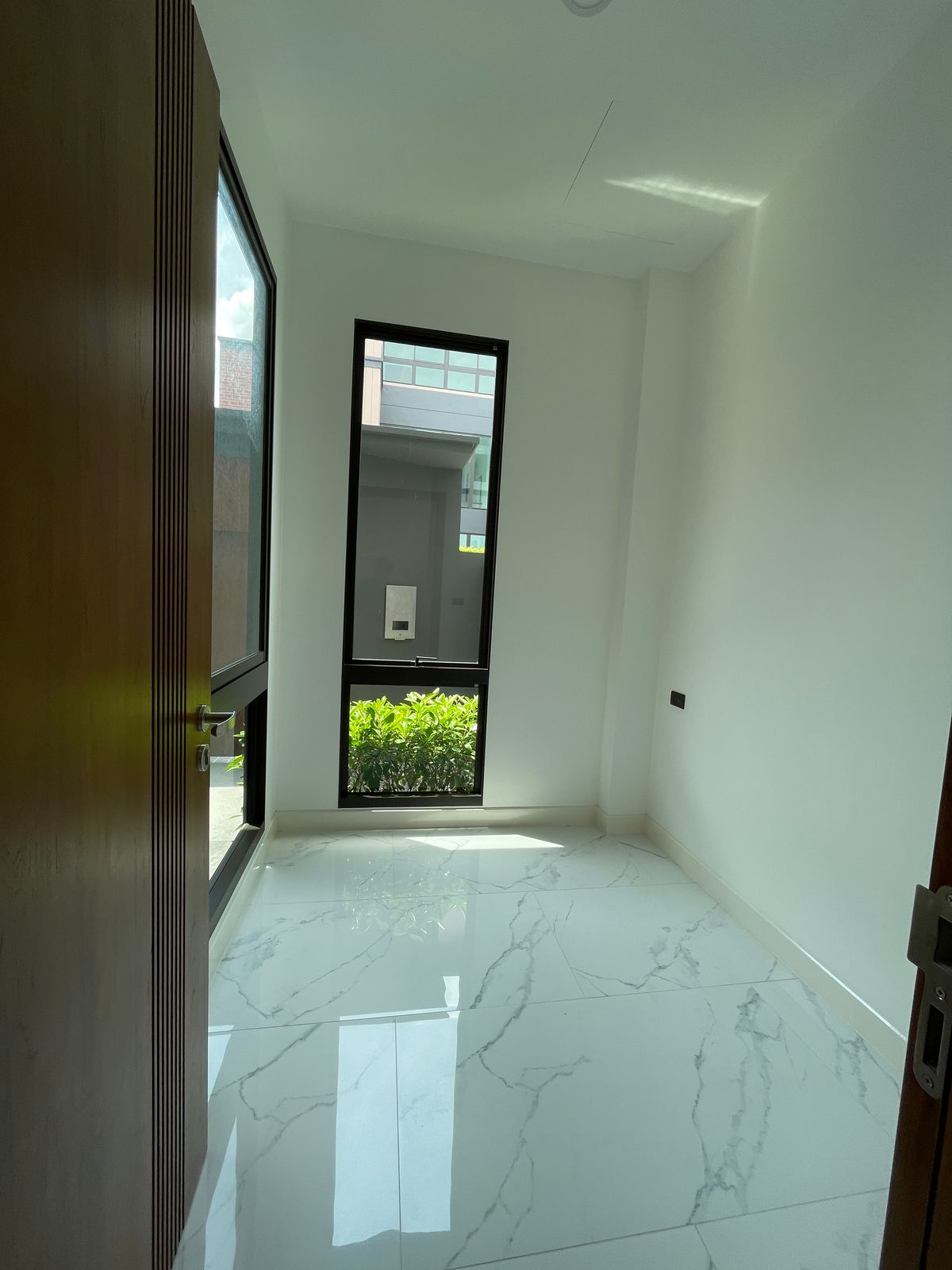 ขายบ้านรามคำแหง หัวหมาก : ขายบ้านเดี่ยวหรู ธารารมณ์ ไพรเวท เรสซิเดนซ์ รามคำแหง 9 บ้านเดี่ยว 3 ชั้น พื้นที่ใช้สอย 416 ตร.ม. ฟังก์ชัน 4 ห้องนอน 5 ห้องน้ำ 3 ที่จอดรถ  บนถนนรามคำแหง ใกล้แยกสุขุมวิท 71 ใกล้รถไฟฟ้าสายสีส้มและ Airport Link สถานีรามคำแหง