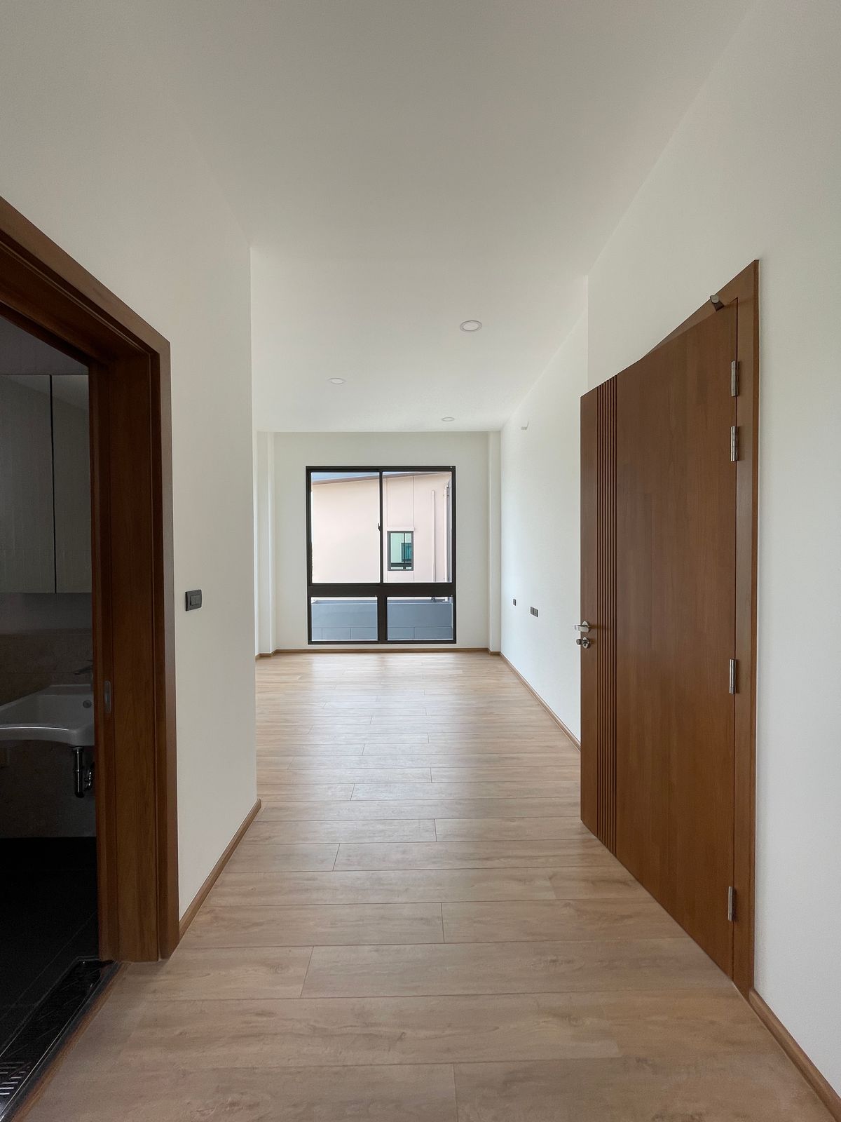 ขายบ้านรามคำแหง หัวหมาก : ขายบ้านเดี่ยวหรู ธารารมณ์ ไพรเวท เรสซิเดนซ์ รามคำแหง 9 บ้านเดี่ยว 3 ชั้น พื้นที่ใช้สอย 416 ตร.ม. ฟังก์ชัน 4 ห้องนอน 5 ห้องน้ำ 3 ที่จอดรถ  บนถนนรามคำแหง ใกล้แยกสุขุมวิท 71 ใกล้รถไฟฟ้าสายสีส้มและ Airport Link สถานีรามคำแหง