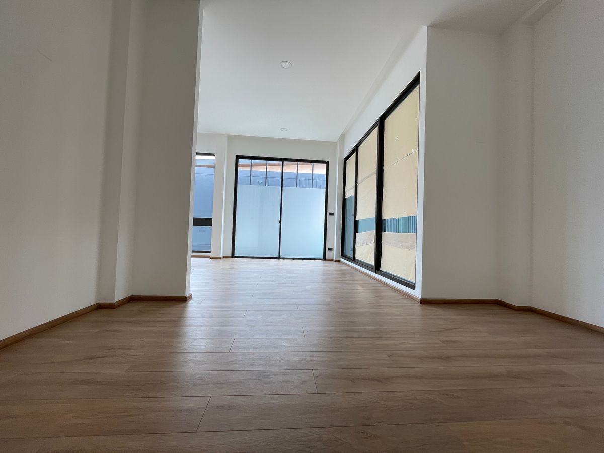 ขายบ้านรามคำแหง หัวหมาก : ขายบ้านเดี่ยวหรู ธารารมณ์ ไพรเวท เรสซิเดนซ์ รามคำแหง 9 บ้านเดี่ยว 3 ชั้น พื้นที่ใช้สอย 416 ตร.ม. ฟังก์ชัน 4 ห้องนอน 5 ห้องน้ำ 3 ที่จอดรถ  บนถนนรามคำแหง ใกล้แยกสุขุมวิท 71 ใกล้รถไฟฟ้าสายสีส้มและ Airport Link สถานีรามคำแหง