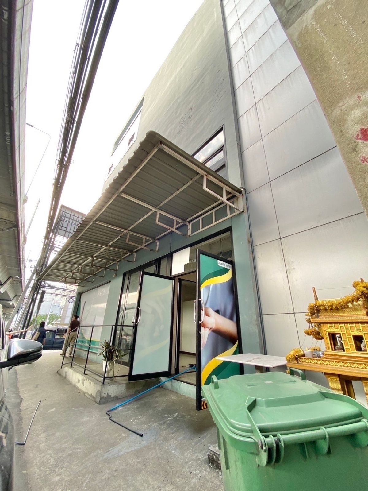 For RentShowroomRama9, Petchburi, RCA : Rent a Showroom Office. Single building 