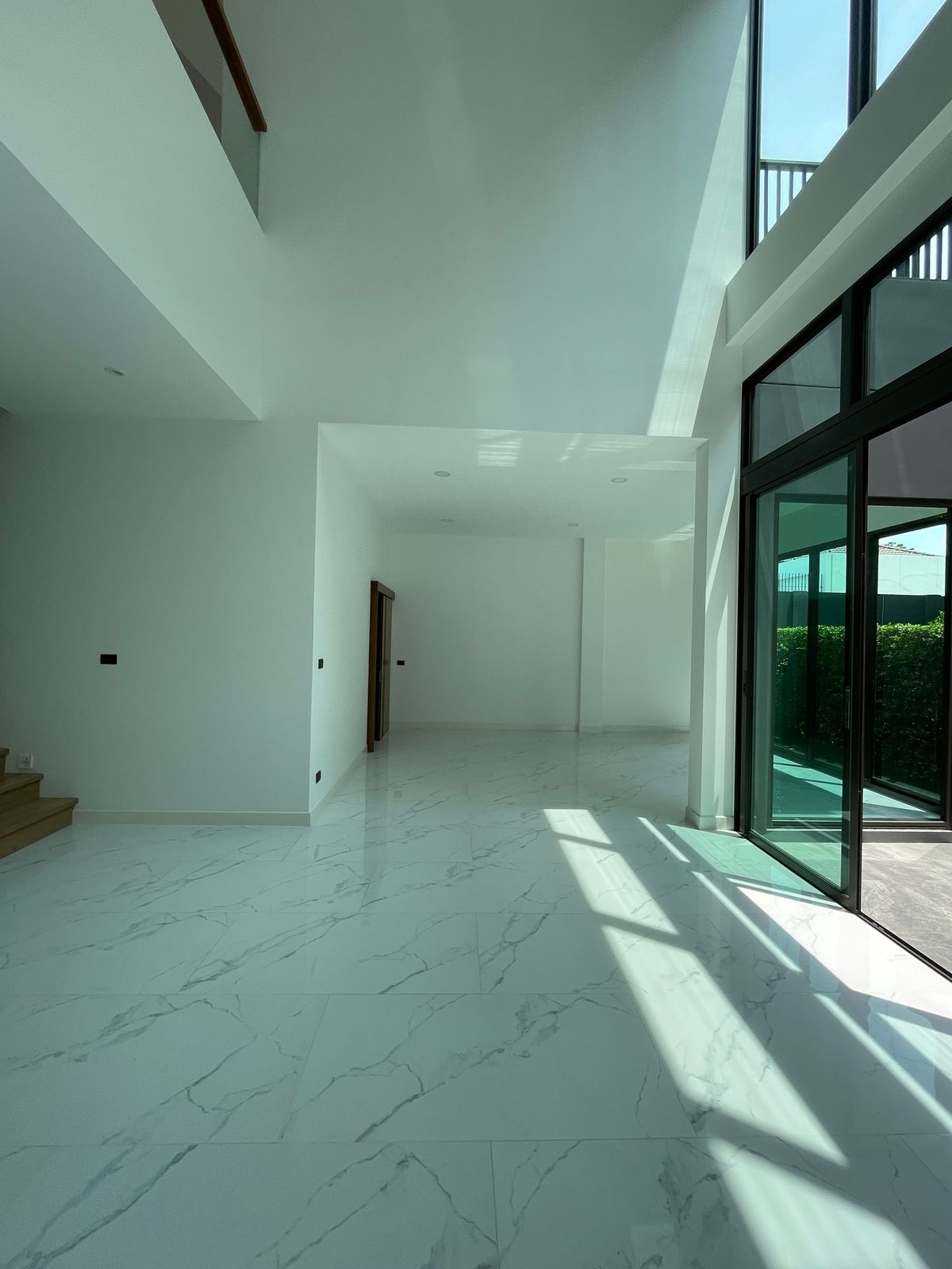 ขายบ้านรามคำแหง หัวหมาก : ขายบ้านเดี่ยวหรู ธารารมณ์ ไพรเวท เรสซิเดนซ์ รามคำแหง 9 บ้านเดี่ยว 3 ชั้น พื้นที่ใช้สอย 416 ตร.ม. ฟังก์ชัน 4 ห้องนอน 5 ห้องน้ำ 3 ที่จอดรถ  บนถนนรามคำแหง ใกล้แยกสุขุมวิท 71 ใกล้รถไฟฟ้าสายสีส้มและ Airport Link สถานีรามคำแหง