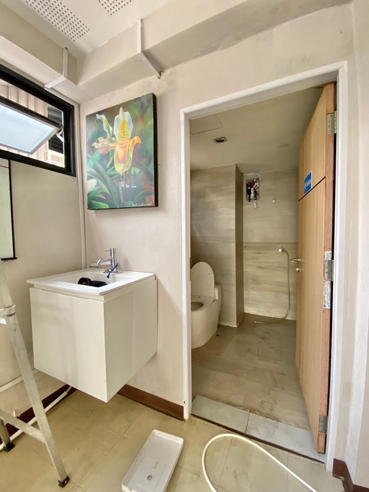 For RentShowroomRama9, Petchburi, RCA : Rent a Showroom Office. Single building “Stand Alone“ on the main road, suitable for showrooms, beds, chandeliers, veterinary clinics, Pet Wellness, Dog hair cutting, Botox Filler Surgery Clinic, Chinese Traditional Medicine, Glass Clasting, Tec