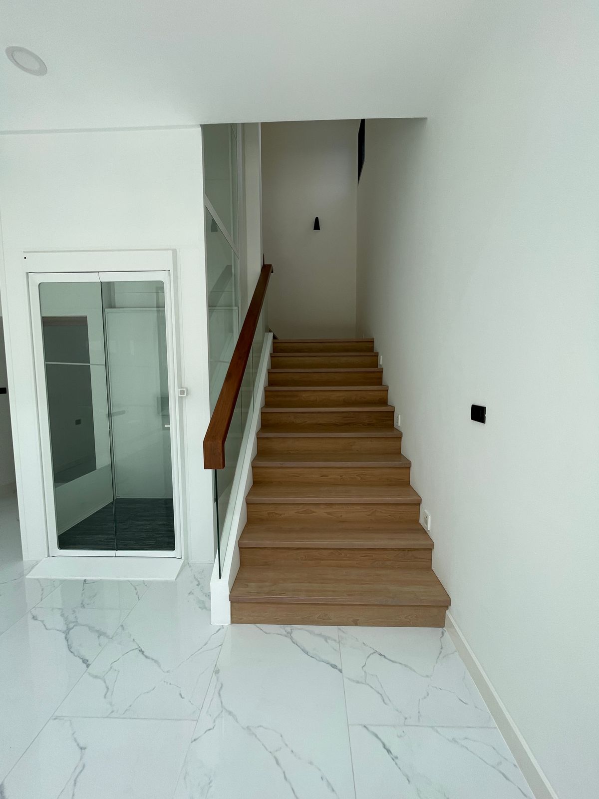 ขายบ้านรามคำแหง หัวหมาก : ขายบ้านเดี่ยวหรู ธารารมณ์ ไพรเวท เรสซิเดนซ์ รามคำแหง 9 บ้านเดี่ยว 3 ชั้น พื้นที่ใช้สอย 416 ตร.ม. ฟังก์ชัน 4 ห้องนอน 5 ห้องน้ำ 3 ที่จอดรถ  บนถนนรามคำแหง ใกล้แยกสุขุมวิท 71 ใกล้รถไฟฟ้าสายสีส้มและ Airport Link สถานีรามคำแหง