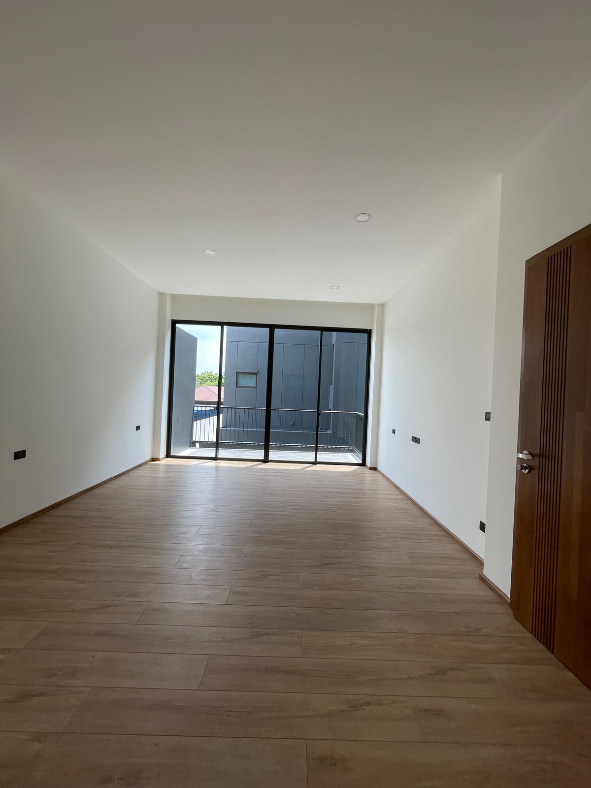 ขายบ้านรามคำแหง หัวหมาก : ขายบ้านเดี่ยวหรู ธารารมณ์ ไพรเวท เรสซิเดนซ์ รามคำแหง 9 บ้านเดี่ยว 3 ชั้น พื้นที่ใช้สอย 416 ตร.ม. ฟังก์ชัน 4 ห้องนอน 5 ห้องน้ำ 3 ที่จอดรถ  บนถนนรามคำแหง ใกล้แยกสุขุมวิท 71 ใกล้รถไฟฟ้าสายสีส้มและ Airport Link สถานีรามคำแหง