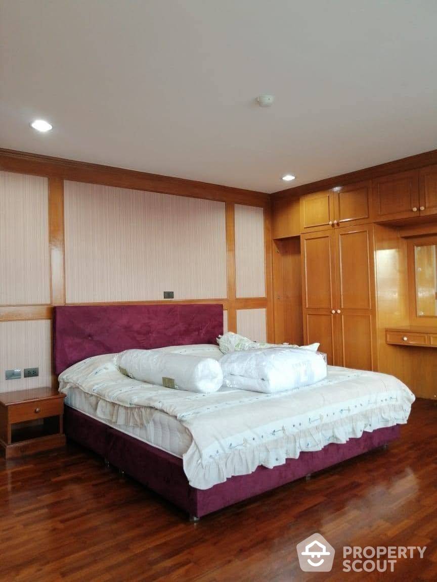 For SaleCondoOnnut, Udomsuk : 3-BR Condo at Empire House Condominium near BTS Ekkamai