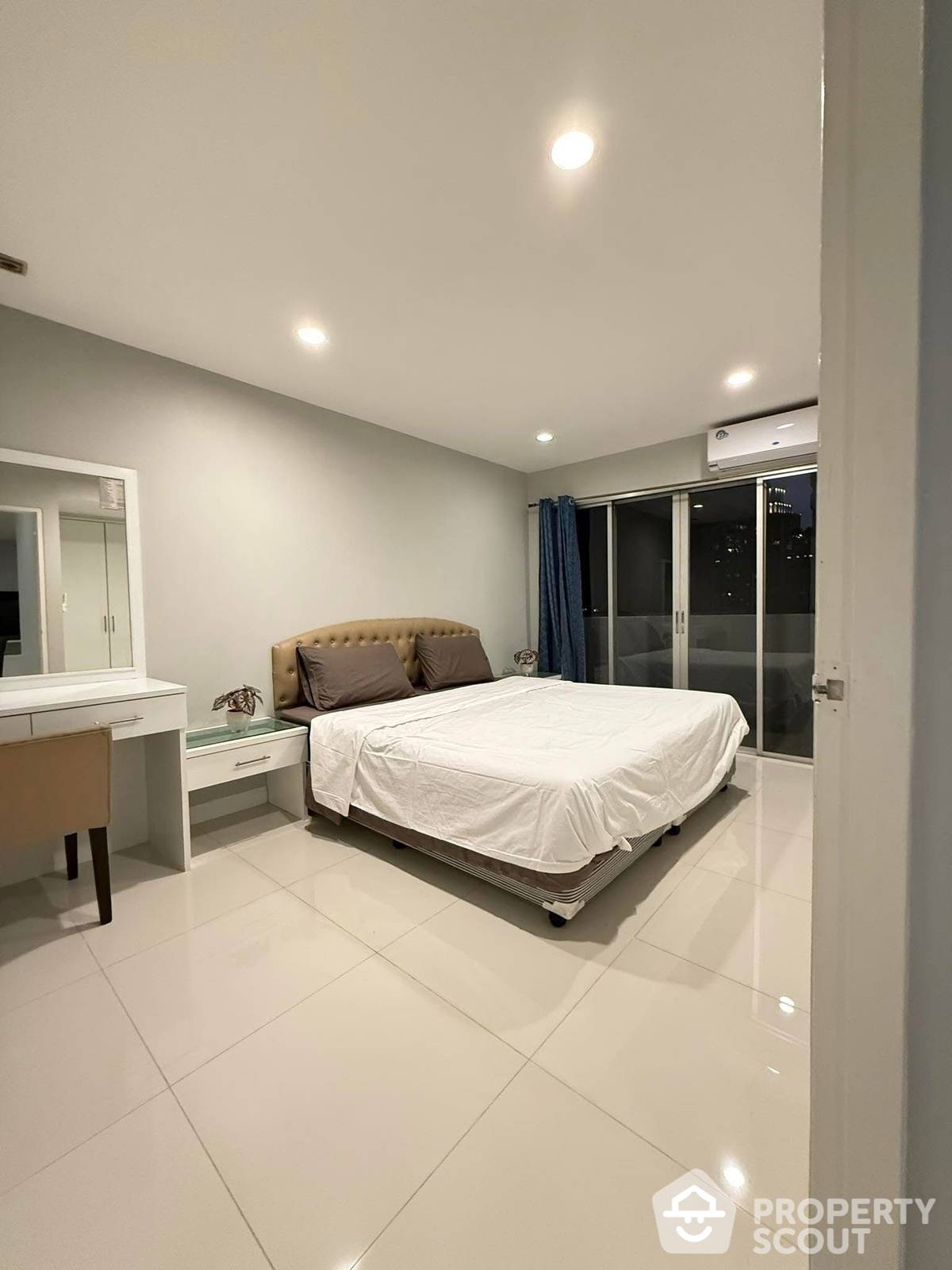 ให้เช่าคอนโดวิทยุ ชิดลม หลังสวน : คอนโด 1-ห้องนอน ที่ วิทยุ คอมเพล็กซ์ คอนโดมิเนียม ใกล้ BTS เพลินจิต