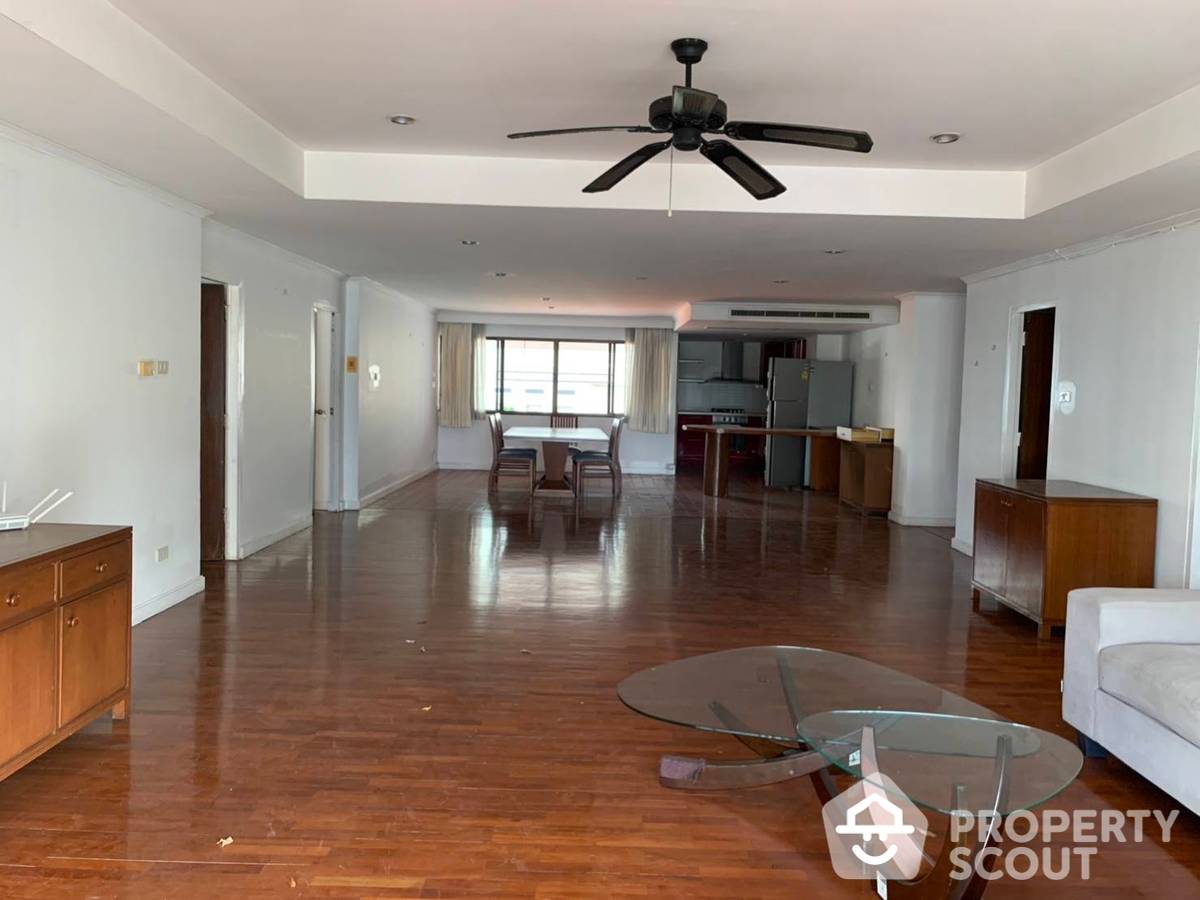 For RentCondoNana, North Nana,Sukhumvit13, Soi Nana : 3-BR Serviced Apt. near BTS Asok