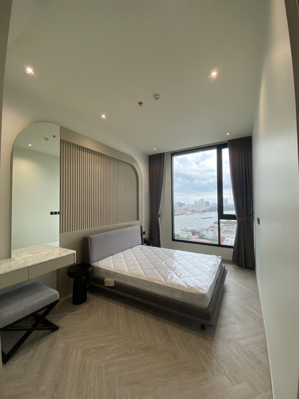ขายคอนโดวงเวียนใหญ่ เจริญนคร : วิวแม่น้ำ ห้องสวย! Chapter Charoennakhorn-Riverside 2 ห้องนอน 78 ตรม. ราคา 16.75 MB สนใจติดต่อ 065-242-6835 คุณกิ๊ฟ