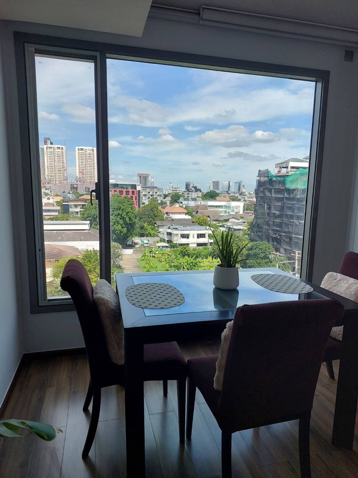 For RentCondoSukhumvit, Asoke, Thonglor : CEIL BY SANSIRI condo is convenient to travel near the BTS train. There is a full furniture shuttle. Ready to stay immediately  