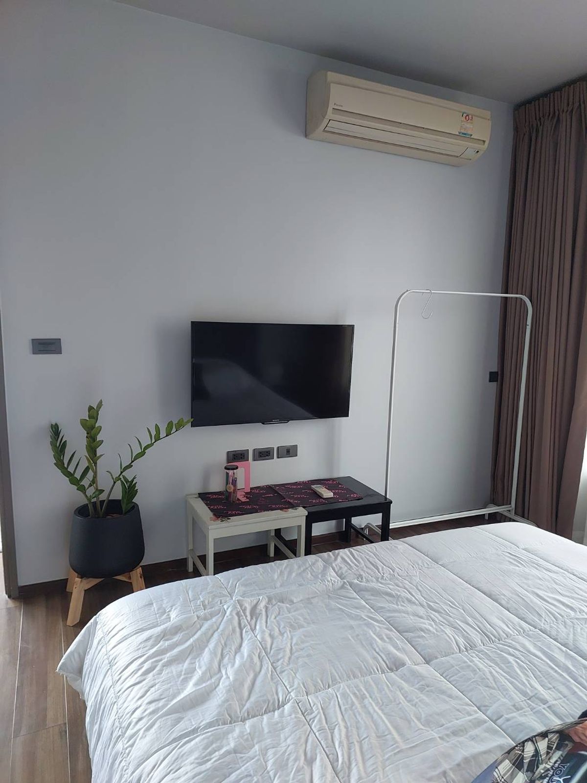 For RentCondoSukhumvit, Asoke, Thonglor : CEIL BY SANSIRI condo is convenient to travel near the BTS train. There is a full furniture shuttle. Ready to stay immediately  