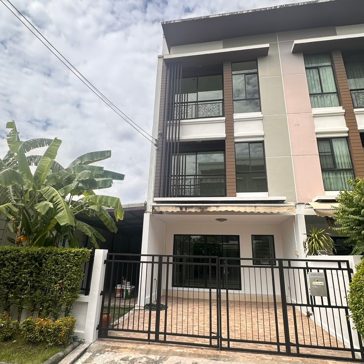 ขายทาวน์โฮมนวมินทร์ รามอินทรา : ขาย  ทาวน์โฮม 3 ชั้น   หน้ากว้าง 5 เมตร  Baan Klang Muang Nawamin 42