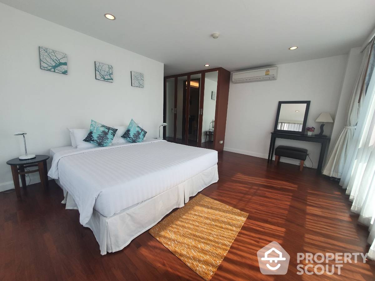 For RentCondoSathorn, Narathiwat : 4-BR Apt. near BTS Saint Louis