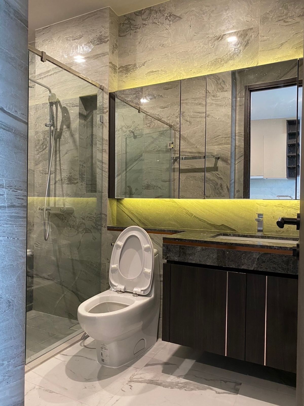 For RentCondoSukhumvit, Asoke, Thonglor : 📢👇Only minor damage , has been structurally inspected by an engineer and result shows that it is safe, only few steps to BTS, surrounding with many popular restaurants and coffee shops , unblocked view, big balcony, fully furnished, ready to move in