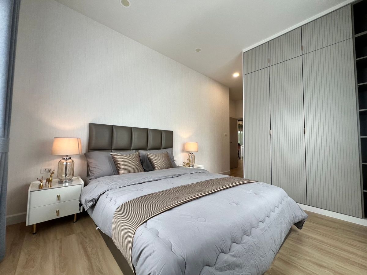 บ้านแจ้งวัฒนะ เมืองทอง : 📢👇ขายพร้อมผู้เช่า 30/5/2569
บ้านเดี่ยวทำเลเยี่ยม ใกล้โรงเรียนนานาชาติและห้างสรรพสินค้าชั้นนำของกรุงเทพฯ เดินทางสะดวก เชื่อมต่อได้หลายเส้นทาง ทั้งแจ้งวัฒนะ ราชพฤกษ์ และถนนสายหลักอื่นๆ