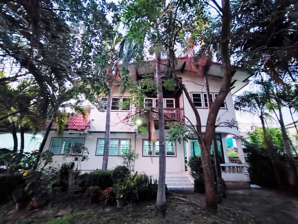 For SaleOfficeChaengwatana, Muangthong : House for sale at Soi Prachachuen Non 2, can enter 2 via 90 sq.m., good location, Themall and opposite the graduate business.