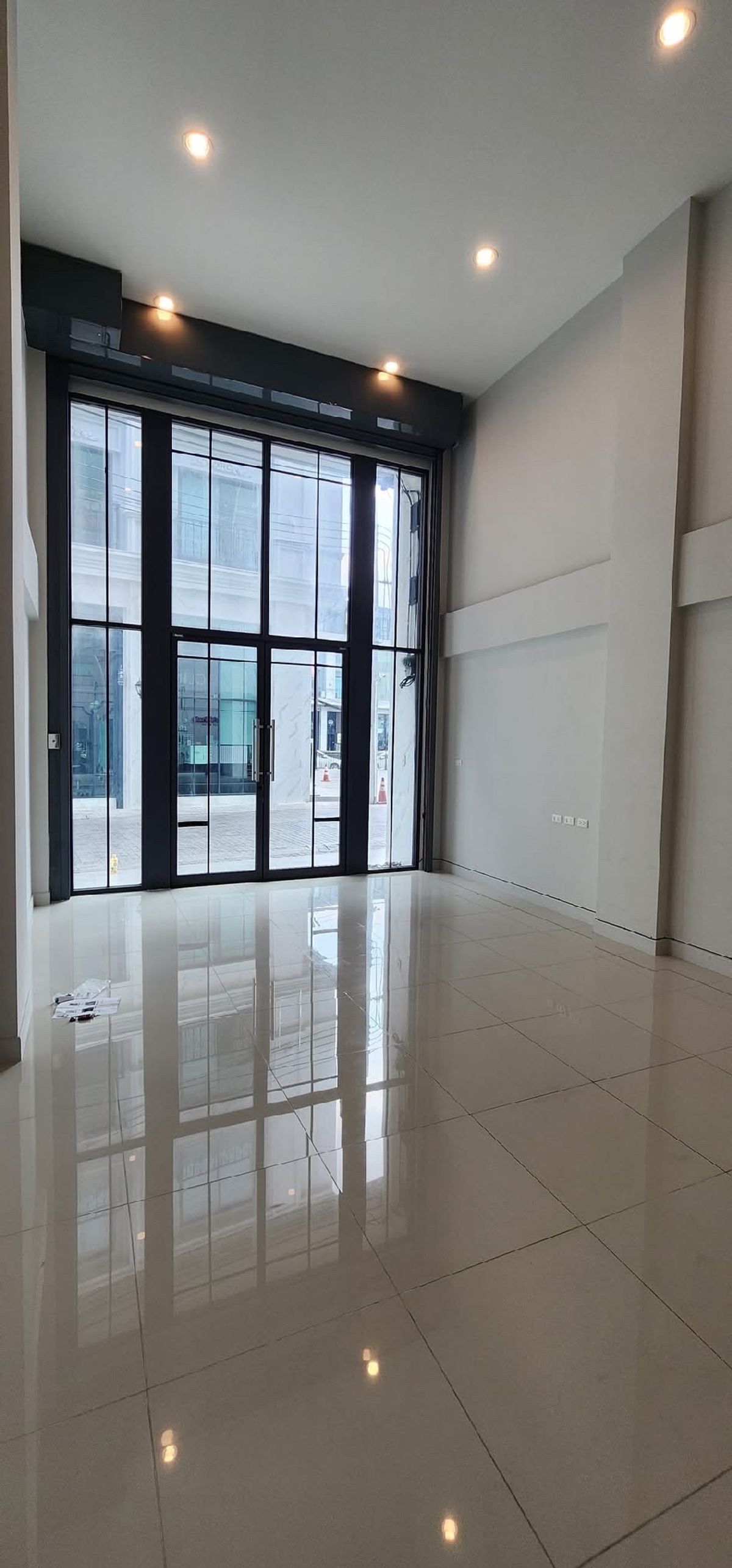 ให้เช่าอาคารพาณิชย์อ่อนนุช อุดมสุข : Commercial for rent in Onnut+Elevator /Call: 083-265-4789