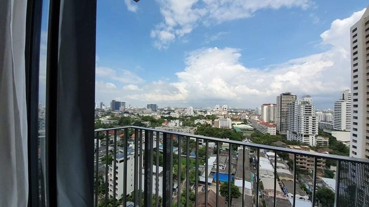 For RentCondoSukhumvit, Asoke, Thonglor : CEIL BY SANSIRI condo, convenient to travel near Fah BTS, has a full furniture shuttle. Ready to stay immediately  
