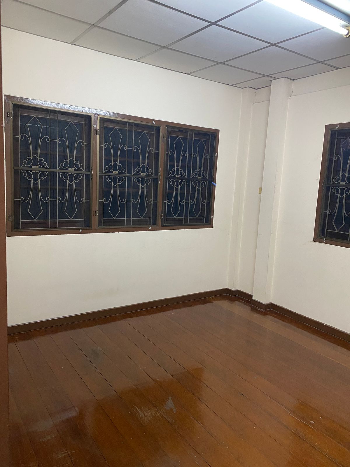 For SaleOfficeChaengwatana, Muangthong : House for sale at Soi Prachachuen Non 2, can enter 2 via 90 sq.m., good location, Themall and opposite the graduate business.
