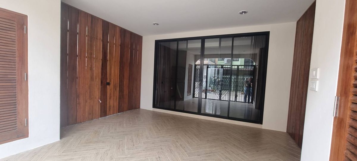 ให้เช่าทาวน์โฮมอ่อนนุช อุดมสุข : ให้เช่าทาวโฮม 4 ชั้น ปรับปรุงใหม่ Fully Furnished   ใกล้ BTS ปุณณวิถี และอุดมสุข   4 นอน 3 น้ำ ค่าเช่า 42,000 บาท ต่อเดือน