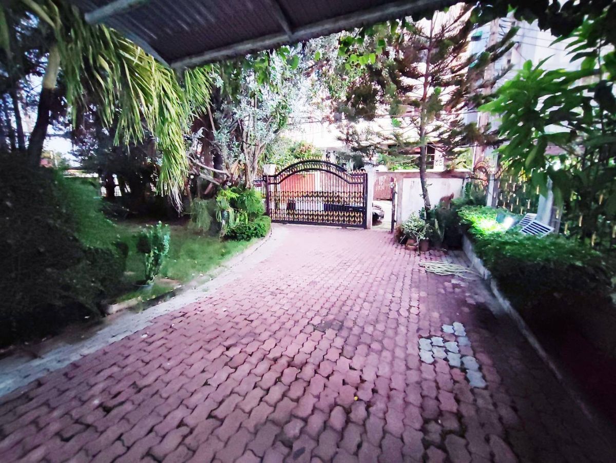 For SaleOfficeChaengwatana, Muangthong : House for sale at Soi Prachachuen Non 2, can enter 2 via 90 sq.m., good location, Themall and opposite the graduate business.