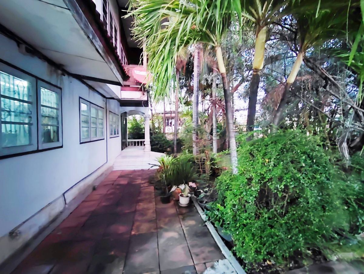 For SaleOfficeChaengwatana, Muangthong : House for sale at Soi Prachachuen Non 2, can enter 2 via 90 sq.m., good location, Themall and opposite the graduate business.