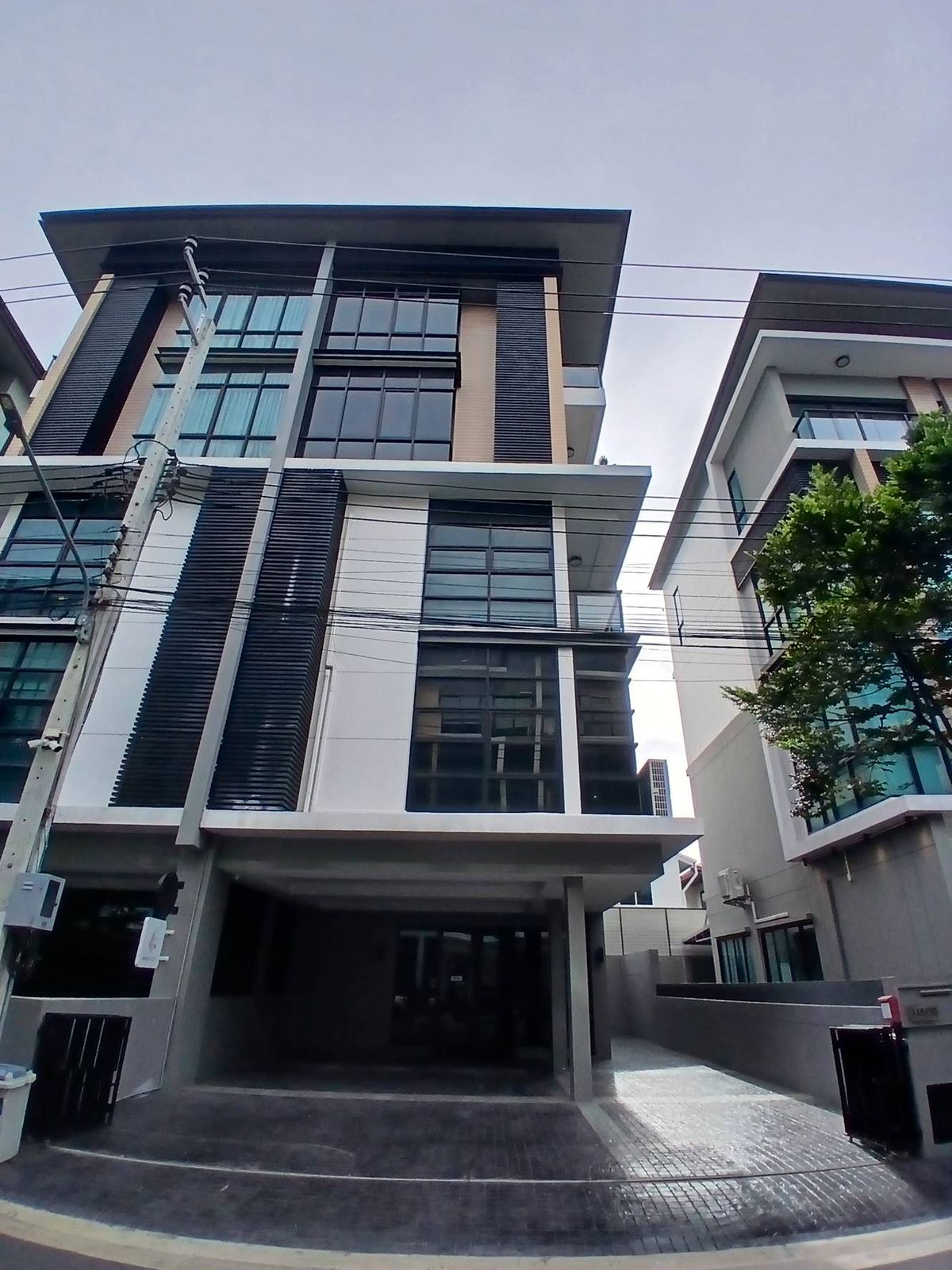 ให้เช่าโฮมออฟฟิศเกษตร นวมินทร์ ลาดปลาเค้า : ให้เช่า โฮมออฟฟิศ 5 ชั้น มีลิฟต์
โครงการพรีเมี่ยมเพลส เกษตร-นวมินทร์ / สุคนธสวัสดิ์ 11-13 