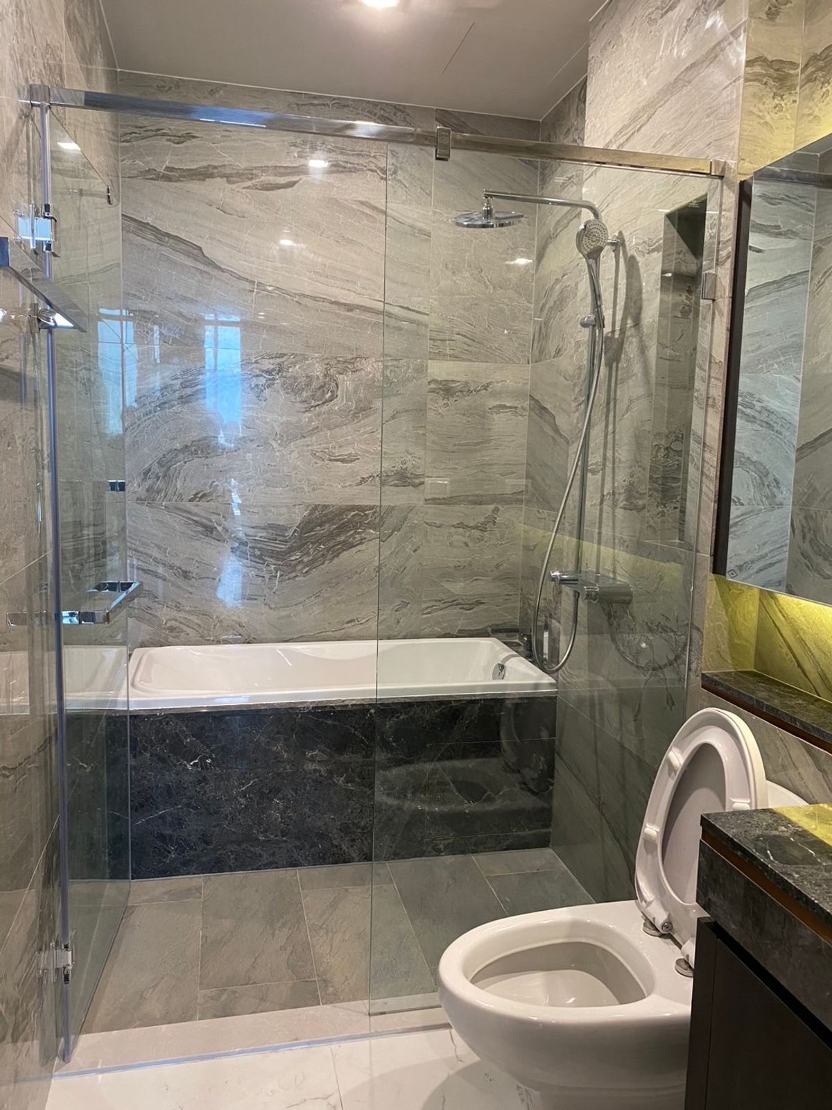 For RentCondoSukhumvit, Asoke, Thonglor : 📢👇Only minor damage , has been structurally inspected by an engineer and result shows that it is safe, only few steps to BTS, surrounding with many popular restaurants and coffee shops , unblocked view, big balcony, fully furnished, ready to move in