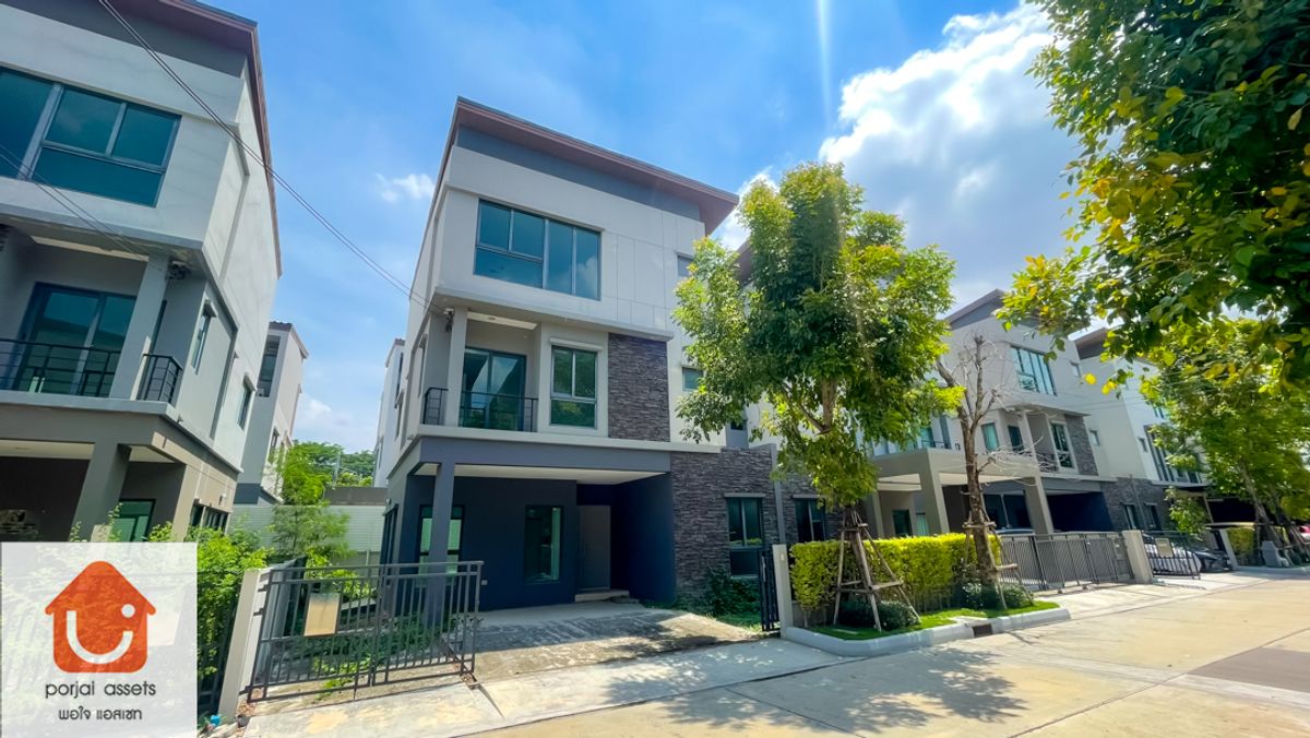 For SaleBangna, Bearing, Lasalle : 3-storey twin house for sale, Ban Klang Mueang, Di Intation, Bang Na-Ring Road, with a private garden near Mega Bangna, negotiable price!