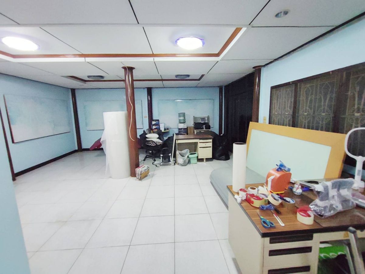 For SaleOfficeChaengwatana, Muangthong : House for sale at Soi Prachachuen Non 2, can enter 2 via 90 sq.m., good location, Themall and opposite the graduate business.