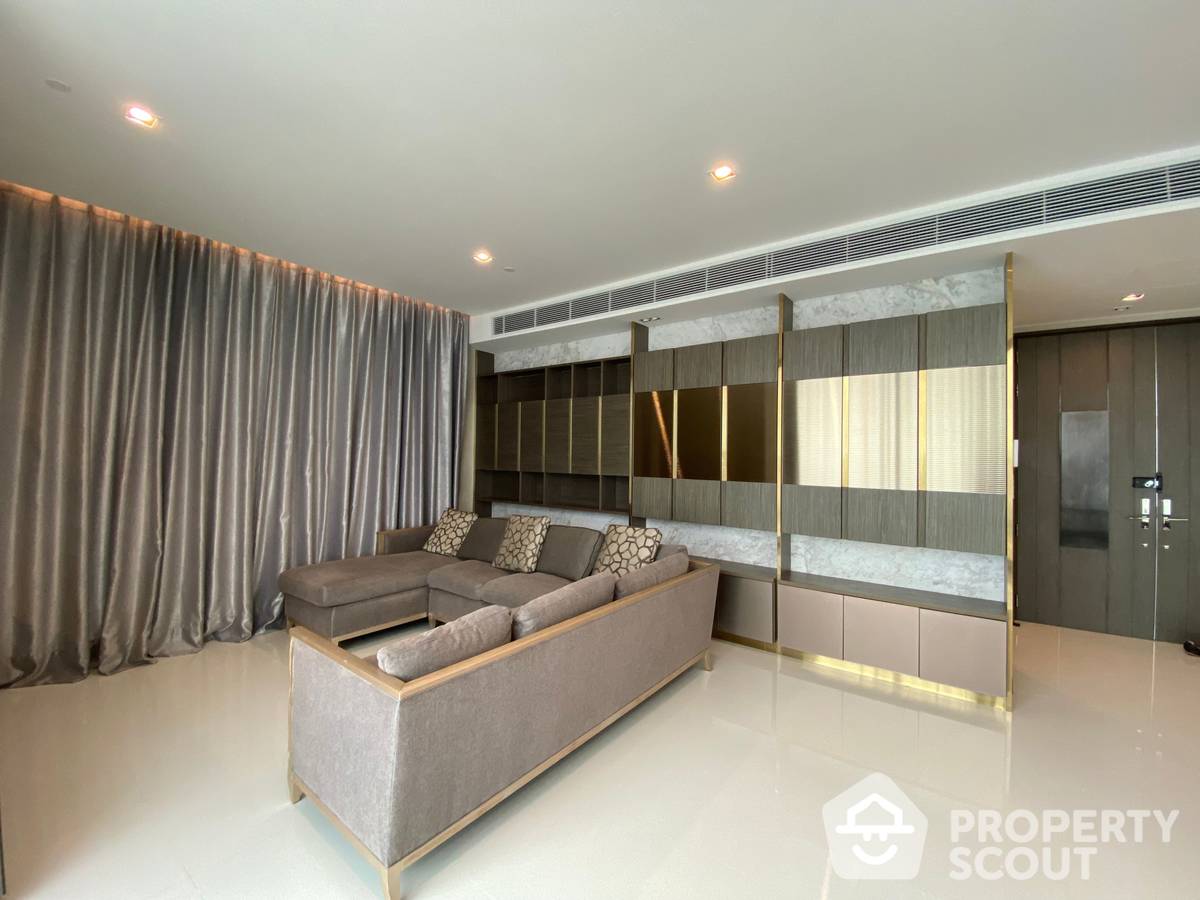 For SaleCondoNana, North Nana,Sukhumvit13, Soi Nana : 3-BR Condo at Q1 Sukhumvit near BTS Nana