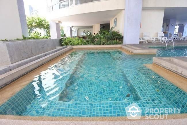 For SaleCondoRama3 (Riverside),Satupadit : 3-BR Condo at Modern Home Tower Condominium near MRT Wat Mangkon