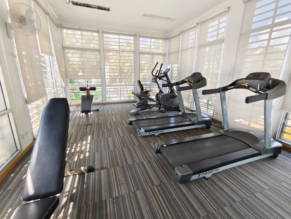 For SaleTownhomePattanakan, Srinakarin : 3 -story townhome house, 3 bedrooms, 3 bathrooms, office and residence   Ban Klang Mueang S-SENSE Srinakarin is on the main road. Opposite Seacon, Paradise