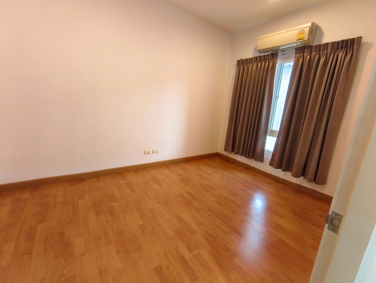 For SaleTownhomePattanakan, Srinakarin : 3 -story townhome house, 3 bedrooms, 3 bathrooms, office and residence   Ban Klang Mueang S-SENSE Srinakarin is on the main road. Opposite Seacon, Paradise