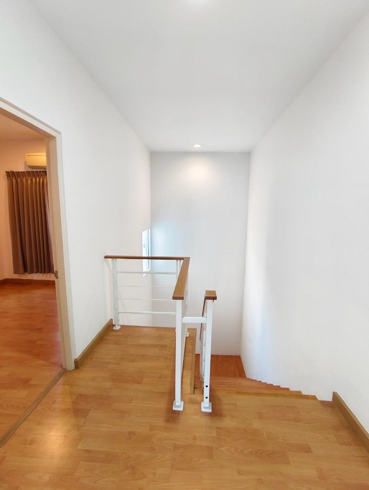 For SaleTownhomePattanakan, Srinakarin : 3 -story townhome house, 3 bedrooms, 3 bathrooms, office and residence   Ban Klang Mueang S-SENSE Srinakarin is on the main road. Opposite Seacon, Paradise