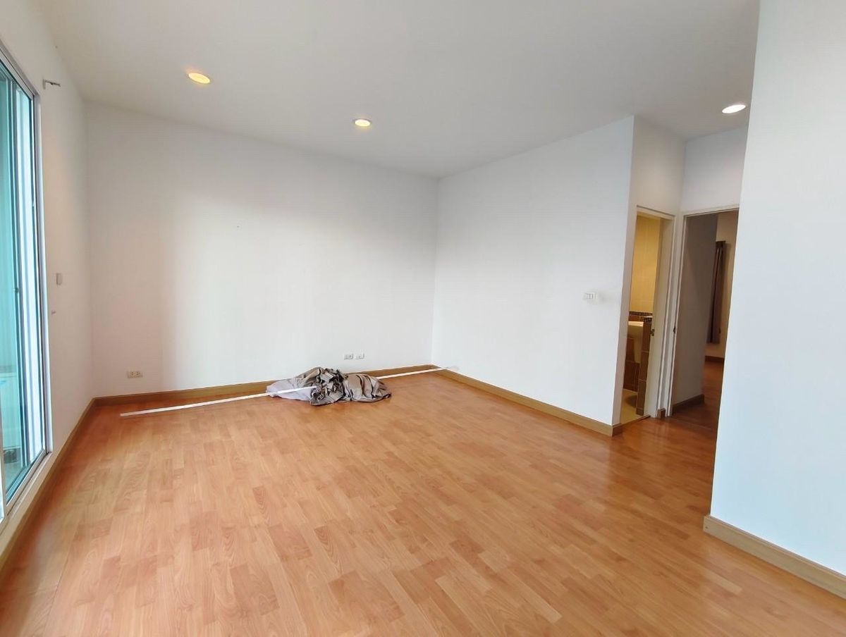 For SaleTownhomePattanakan, Srinakarin : 3 -story townhome house, 3 bedrooms, 3 bathrooms, office and residence   Ban Klang Mueang S-SENSE Srinakarin is on the main road. Opposite Seacon, Paradise