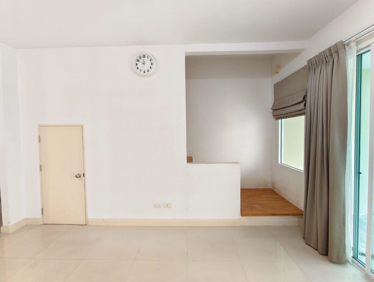 For SaleTownhomePattanakan, Srinakarin : 3 -story townhome house, 3 bedrooms, 3 bathrooms, office and residence   Ban Klang Mueang S-SENSE Srinakarin is on the main road. Opposite Seacon, Paradise