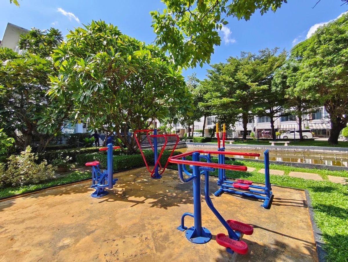 For SaleTownhomePattanakan, Srinakarin : 3 -story townhome house, 3 bedrooms, 3 bathrooms, office and residence   Ban Klang Mueang S-SENSE Srinakarin is on the main road. Opposite Seacon, Paradise